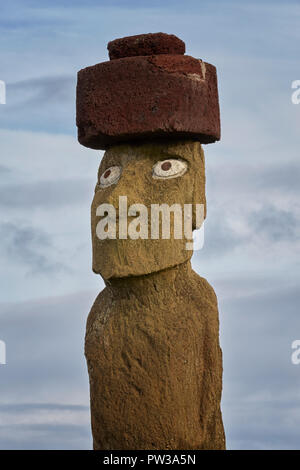 Ahu Ko Te Riku Moai mit roten Pukao Hut, Hut, Rapa Nui die Osterinsel, Chile Stockfoto