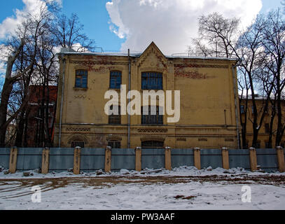 Altes Haus hinter dem Zaun im Winter, Moskau Stockfoto
