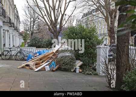 Abgelehnte Abfälle im Vorgarten Warten für Garbage Collection Stockfoto