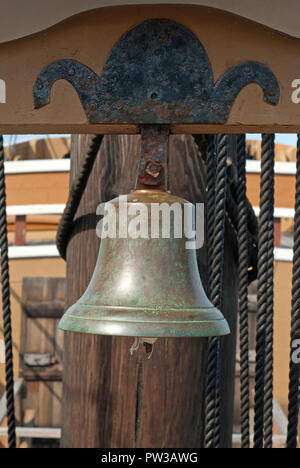 Bell der Mayflower II Schiff, Replik der ursprünglichen Mayflower Schiff, Plymouth, Plymouth County, Massachusetts, USA Stockfoto