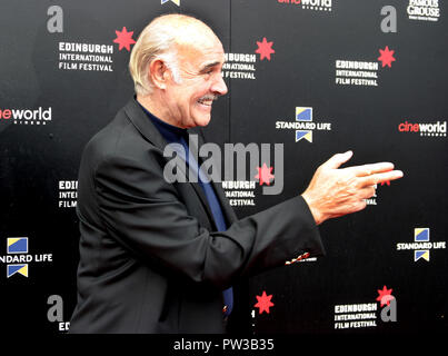 Sir Sean Connery zielt auf dem roten Teppich beim Edinburgh Film Festival 2006. Es war seinen 75. Geburtstag. Stockfoto