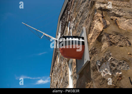 Bug des model ship in der Wand der Kerze Haus historische Gebäude in Woods Hole, Falmouth, Barnstable County, Massachusetts, USA Stockfoto