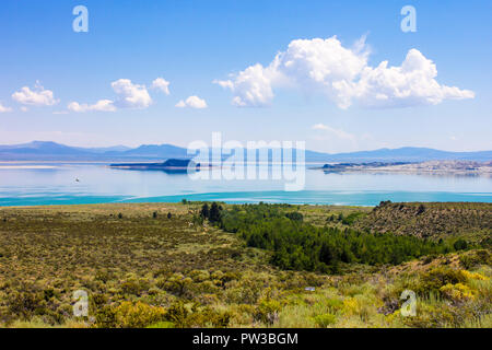 Mono Lake, eine große, flache Kochsalzlösung soda See in Mono County, Kalifornien, mit Tuffstein Felsformationen Stockfoto