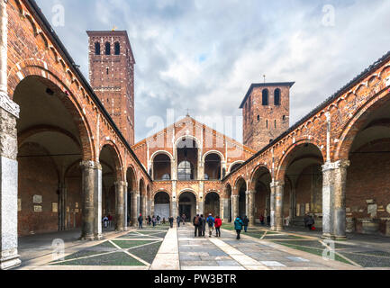 Basilica di Sant'Ambrogio. Mailand. Im Innenhof Stockfoto