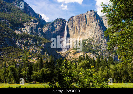 Blick auf die Yosemite Falls vom Yosemite Valley, der höchste Wasserfall in Nordamerika. Yosemite Nationalpark, Kalifornien. Ein Weltkulturerbe seit Stockfoto