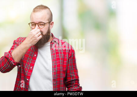 Junge kaukasier hipster Mann mit Brille über isolierte Hintergrund riechen etwas stinkig und ekelhaft, unerträglichen Geruch, mit Atem Stockfoto