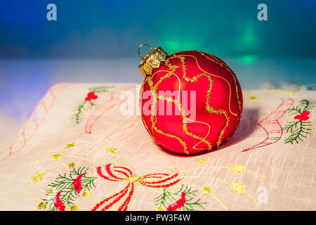 Red christmas Ball auf eine Serviette Stockfoto