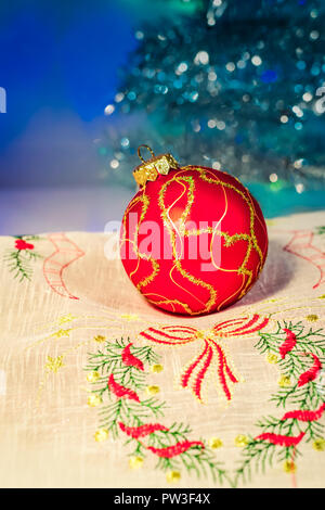 Red christmas Ball auf eine Serviette Stockfoto
