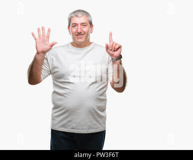 Gut aussehender älterer Mann über isolierte Hintergrund angezeigt und zeigen mit den Fingern Nummer sechs, während lächelte zuversichtlich und fröhlich. Stockfoto