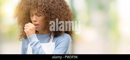 African American shop besitzer Frau das Tragen einer Schürze krank und Husten, Asthma oder Bronchitis leiden, Medizin Konzept Stockfoto