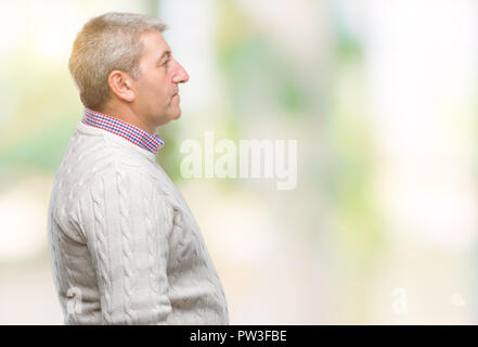 Gut aussehender älterer Mann winter Pullover über isolierte Hintergrund auf der Suche nach Side, entspannen Profil mit natürliches Gesicht mit selbstbewussten Lächeln darstellen. Stockfoto