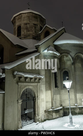 Alte armenische Kirche in Lviv, Ukraine. Schönen Abend dämmerung winter Stadtbild. Stockfoto