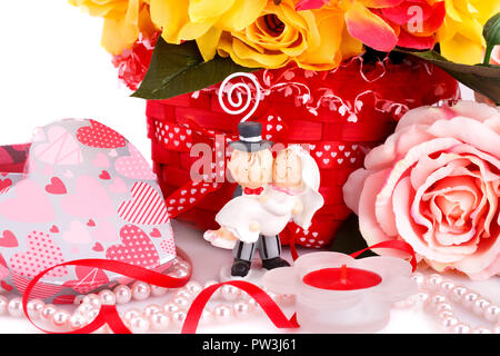 Bunte Rosen, Braut und Verlobten, Kerze und Geschenk-Box Nahaufnahme Bild. Stockfoto