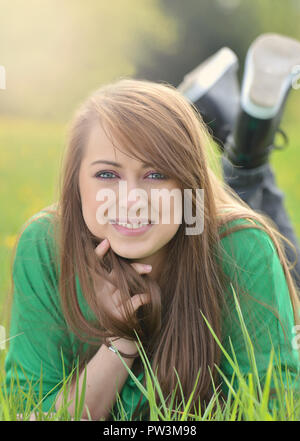 Schöne Mädchen auf grünem Gras Stockfoto