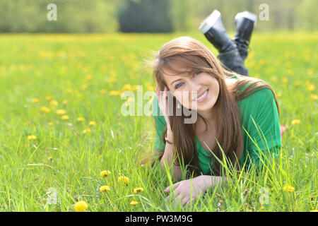 Schöne Mädchen auf grünem Gras Stockfoto