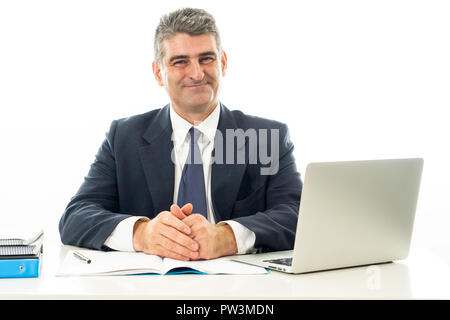 Lächelnd und selbstbewusst Grauhaariger executive Geschäftsmann mit Laptop arbeiten und Surfen im Internet in Wirtschaft und Technologie Konzept auf isolierte Stockfoto