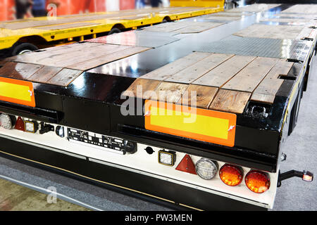 Anhänger und Auflieger für den Transport von Containern Stockfoto