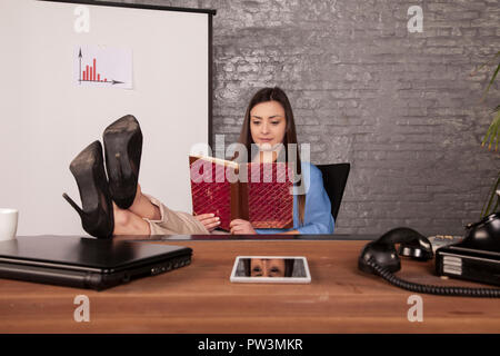 Business Woman in voller Entspannung ein Buch lesen Stockfoto