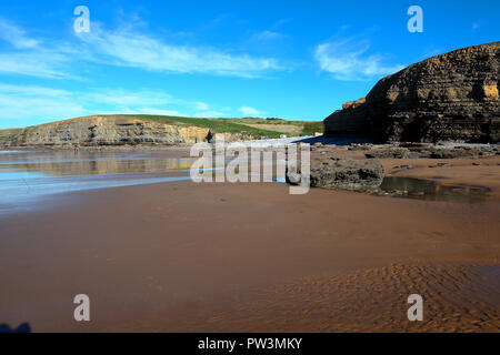 Die reizvolle und malerische Bucht bei Southerndown aka Dunraven Bucht, wo die Felsen ausgesetzt sind, in der alle Millionen von Jahren lagen. Stockfoto