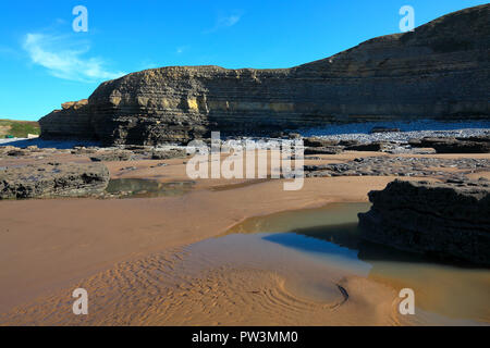 Die reizvolle und malerische Bucht bei Southerndown aka Dunraven Bucht, wo die Felsen ausgesetzt sind, in der alle Millionen von Jahren lagen. Stockfoto