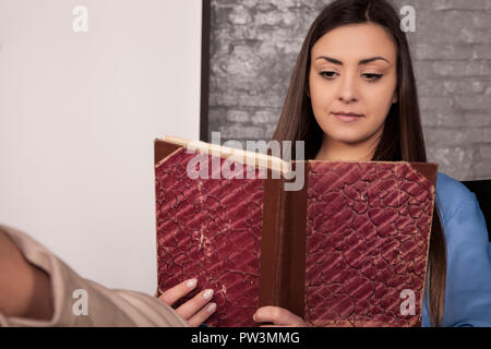 Business woman lesen Sie ein Buch, auf der Text Stockfoto