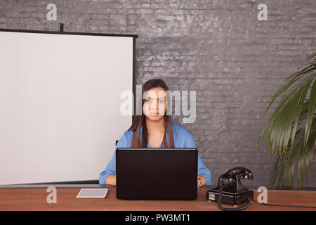 Business Frau sitzt hinter dem Schreibtisch Stockfoto