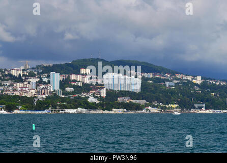 Blick auf die Stadt vom Meer in Sotschi, Russland Stockfoto