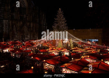 Kölner Dom Weihnachtsmarkt in der Nähe Weltkulturerbe Kölner Dom. Stockfoto