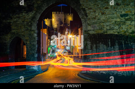 Conwy Castle gesehen durch die Stadtmauer, Berry St, zum Castle Street. Bild im Oktober 2018 übernommen. Stockfoto