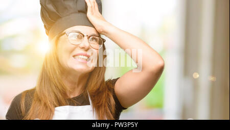 Mittleres Alter Koch Frau Koch Schürze ängstlich und nervös, Angst und Panik Geste, überwältigt Stockfoto