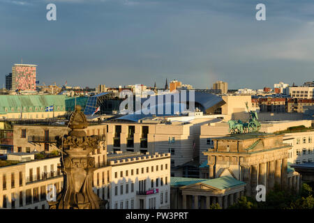 Berlin. Deutschland. Berliner Skyline mit erhöhten Blick auf das Brandenburger Tor (Brandenburger Tor) und Gebäude am Pariser Platz, das markante Glas r Stockfoto