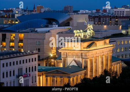 Berlin. Deutschland. Berliner Skyline mit erhöhten Blick auf das Brandenburger Tor (Brandenburger Tor) bei Nacht beleuchtet, und Gebäude am Pariser Platz, Stockfoto