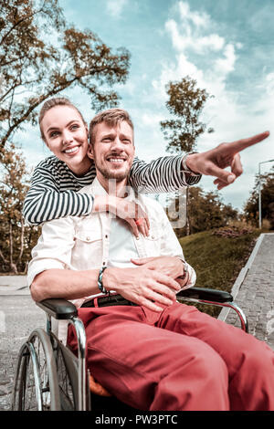 Emotionale Frau zeigt die Distanz beim umarmte ihre geliebten Mann Stockfoto