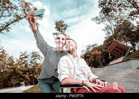 Behinderte Menschen Lächeln, während Sie mit dem geliebten Frau selfie Stockfoto