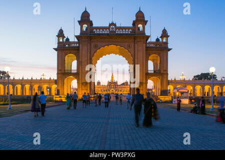 Indien, Karnataka, Mysore, City Palace, Eingangstor des Maharaja Palace Stockfoto