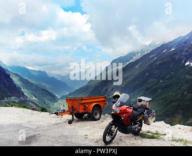 Sustenpass, Schweiz - 10. Juli 2018: schöne Straße in Europa über den Sustenpass in den Alpen. Menge Motorräder reisen auf diese Weise auf die Holida Stockfoto