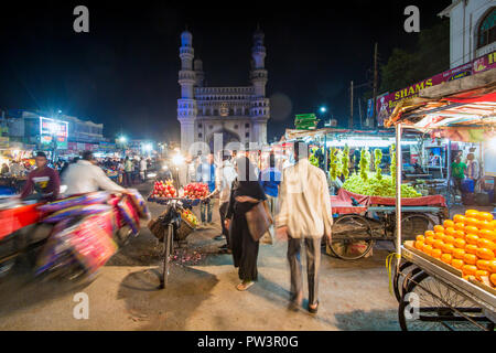 Indien, Hyderabad, der Hauptstadt des Staates, Telangana (Andhra Pradesh), Straße ausgeht und die charminar (vier Minarette) Denkmal Stockfoto