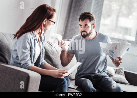 Unglücklich verheiratete Paar in einen Streit Stockfoto