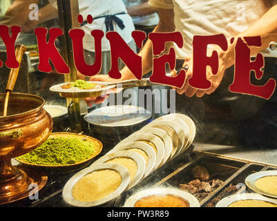 Kunefe, auch als Kenafeh, einem traditionellen arabischen Dessert mit Kadayif, einem dünnen Teig Nudel, über Holzkohle Grill eines Straße bekannt. Istanbul. Stockfoto