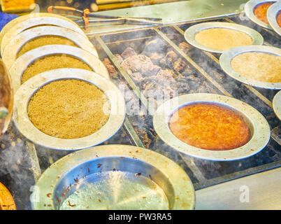 Kunefe, auch als Kenafeh, einem traditionellen arabischen Dessert mit Kadayif, einem dünnen Teig Nudel, über Holzkohle Grill eines Straße bekannt. Istanbul. Stockfoto