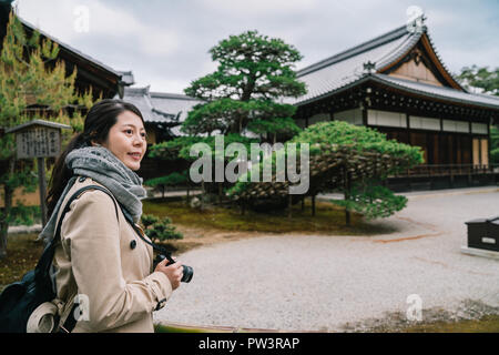 Elegante Fotografin unter Foto der japanischen Tempel. Backpacker Lebensstil. Reisen Frau mit DSLR-Kamera während Tourismus. Stockfoto