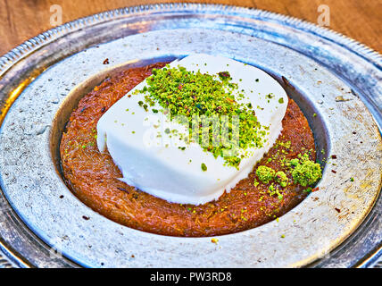 Kunefe, auch als Kenafeh, traditionelle arabische Dessert mit Kadayif, einem dünnen Teig Nudeln bekannt, in Sirup getränkten, mit Eis und Pistazien Layered Stockfoto