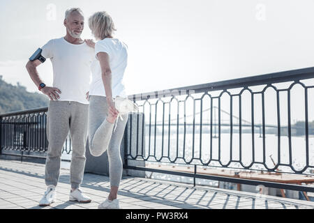 Glücklich der Mensch seine erstaunliche Frau helfen Stockfoto