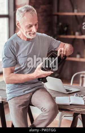 Taille, der lächelnden bärtiger Mann mit virtuellen Gläser Stockfoto