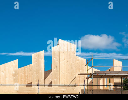 Ein neues Haus mit modernen matarials und Bautechniken mit Gerüst gebaut wird, errichtet für die Sicherheit. Dieses Haus wird von innen nach aussen gebaut Stockfoto