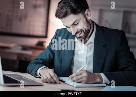 Positiv erfreut männlichen Notizen zu machen Stockfoto
