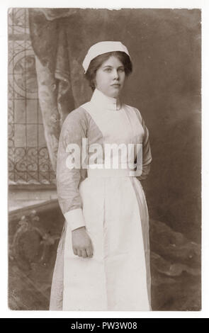 Original-Postkartenporträt aus der Zeit Edwardians mit einer attraktiven Krankenschwester, die um 1906 im Kent House Nursing Home, Torquay, Devon, Großbritannien, arbeitete Stockfoto