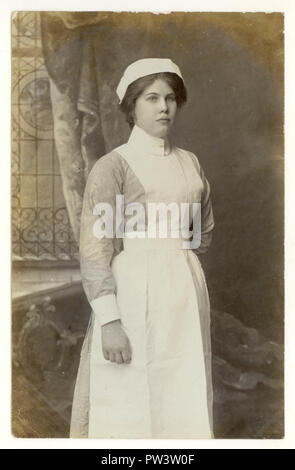 Original-Postkartenporträt aus der Zeit Edwardians mit einer attraktiven Krankenschwester, die um 1906 im Kent House Nursing Home, Torquay, Devon, Großbritannien, arbeitete Stockfoto