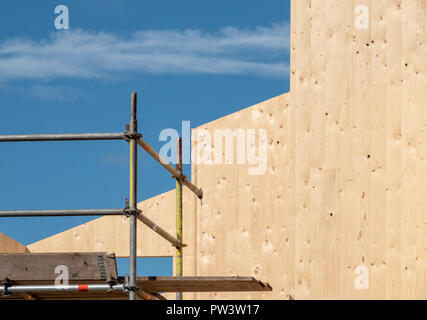 Ein neues Haus mit modernen matarials und Bautechniken mit Gerüst gebaut wird, errichtet für die Sicherheit. Dieses Haus wird von innen nach aussen gebaut Stockfoto