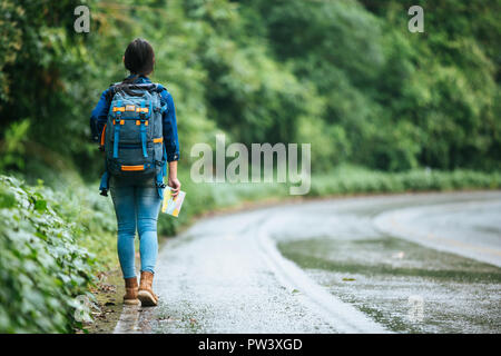 Reisende entlang der road map. Stockfoto